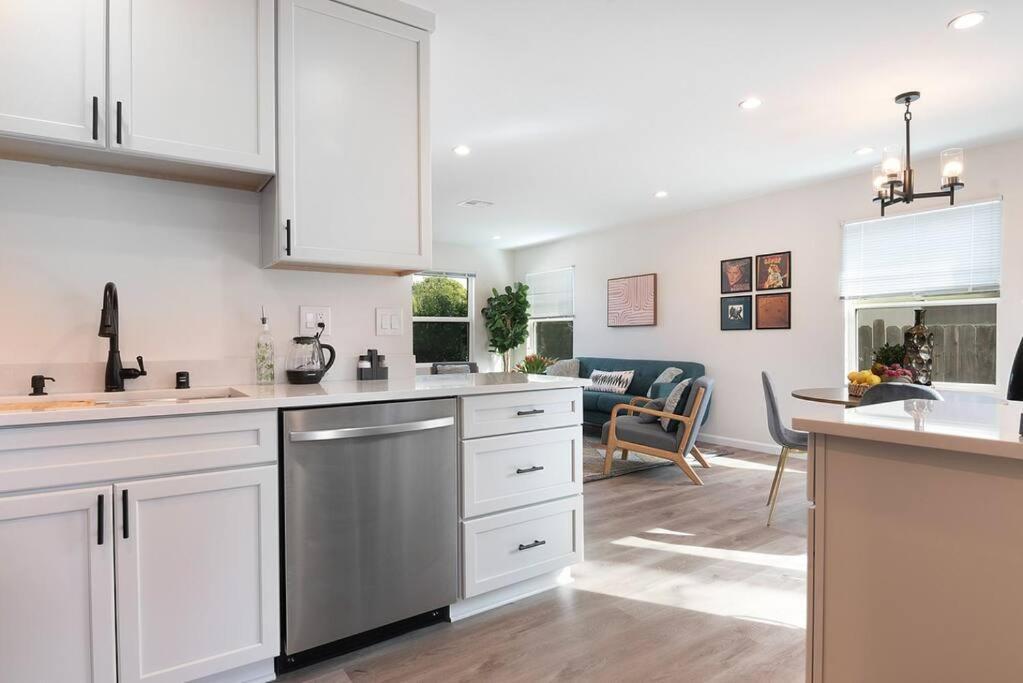 Beautiful 3 Bed 1 Bath Designer Home + Hot Tub Los Angeles Eksteriør bilde